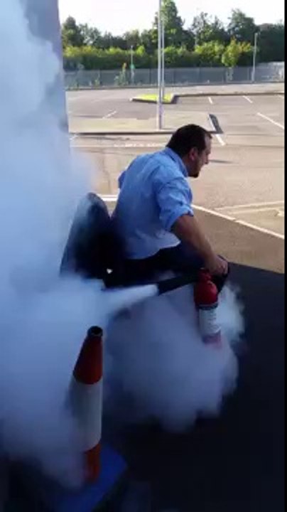 Course de chaises propulsées avec des extincteurs! Gros Fail!