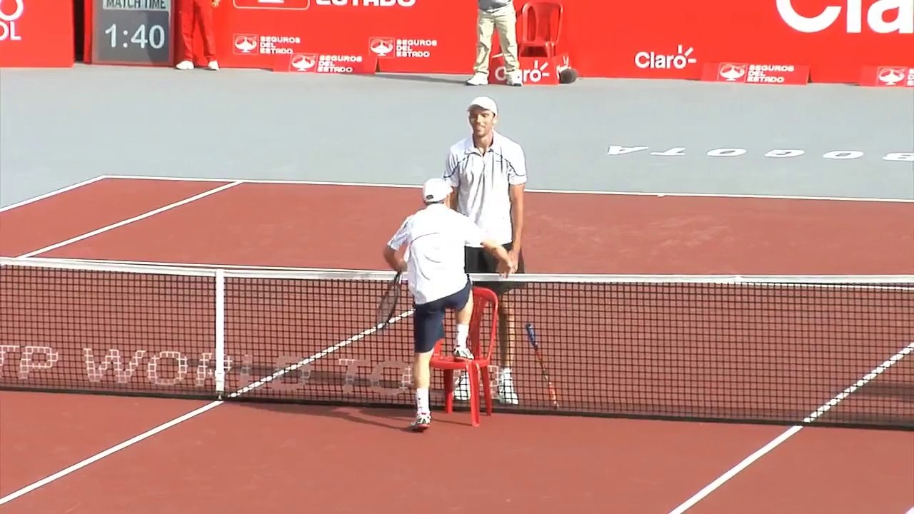 El divertido abrazo entre Ivo Karlovic y Dudi Sela