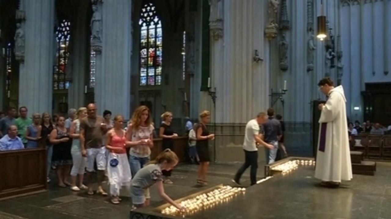 Candles and prayers in Dutch church for crash victims