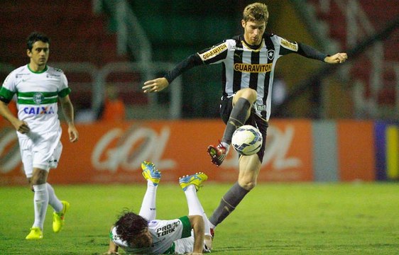 Botafogo bate o Coritiba e respira aliviado