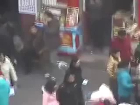 Watch How Chinese Thieves Use Chopsticks!