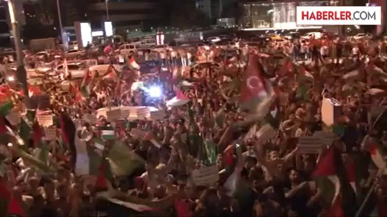 İsrail Başkonsolosluğu'nun Bulunduğu Plazaya Taş, Havai Fişek, Maytap Atan ve İçeri Girmeye Çalışan...