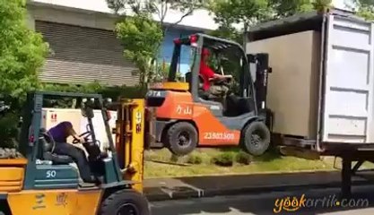 Forkliftçiler iş başında.  Takım çalışması.