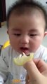 İlk defa limon yiyen çocuk.