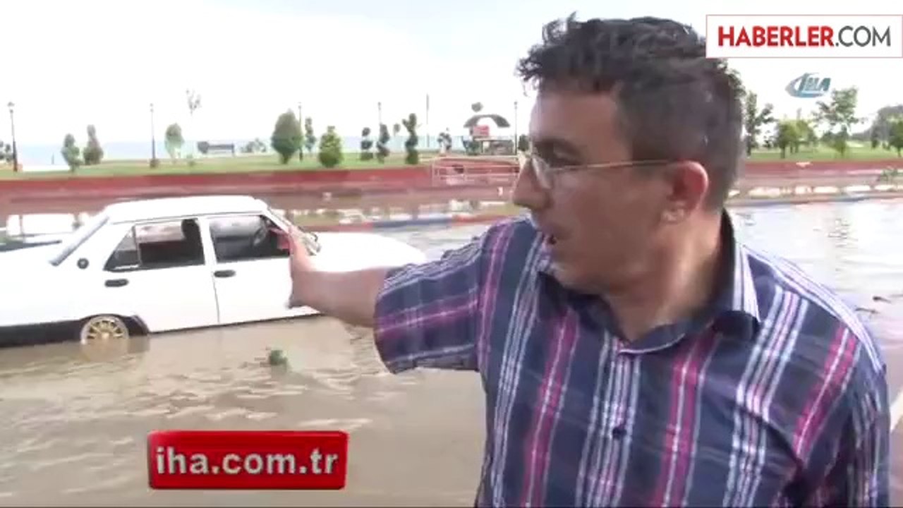 Zonguldak'ta Sel Yüzünden Vatandaşlar Dolmuş Durağına Sığındı