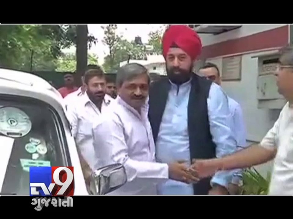 AAP leader Dilip Pandey held over Okhla posters, Party claims political conspiracy - Tv9 Gujarati