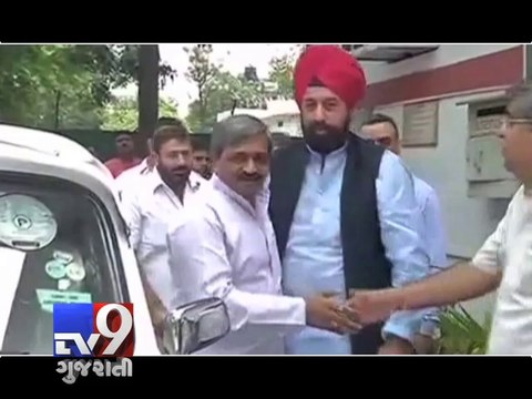 AAP leader Dilip Pandey held over Okhla posters, Party claims political conspiracy - Tv9 Gujarati