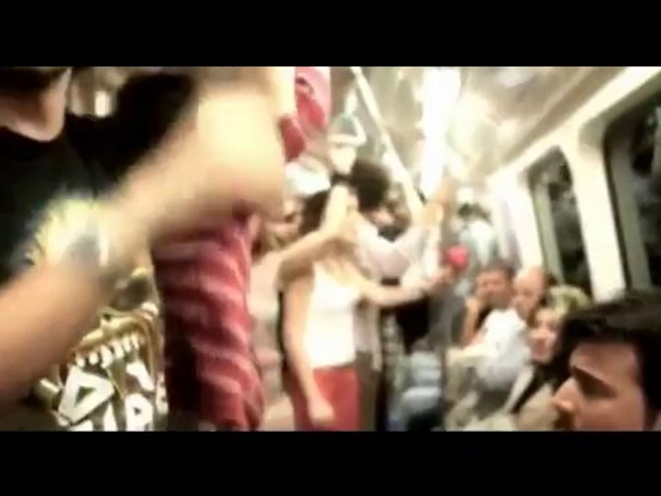 Metroda Şarkı söylemek... ONLARDA/BIZDE
