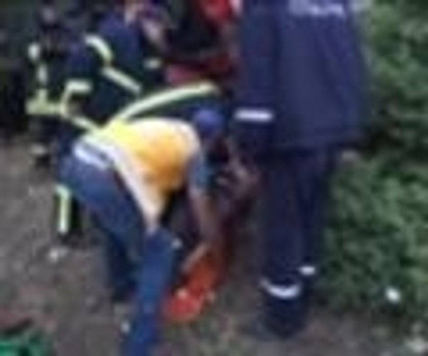 Asit yüklü tır devrildi