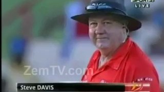 Misbah Hit the Ball on umpire steve davis BUTT
