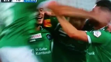 Splendide reprise de volée... contre son camp !