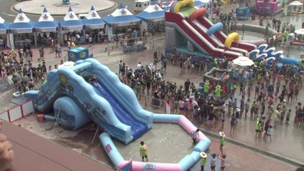 Hundreds party on beach for South Korean mud festival