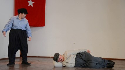 ARSLANKÖY KADINLAR TİYATOR TOPLULUĞU ÜMMİYE KOÇAK VE EKİBİN ERİŞİM http://www.ummiyekocak.net        Ozon Tabakası' adlı oyunu