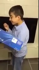 PS4'ü Görünce Uzun Hava Söyleyen Çocuk