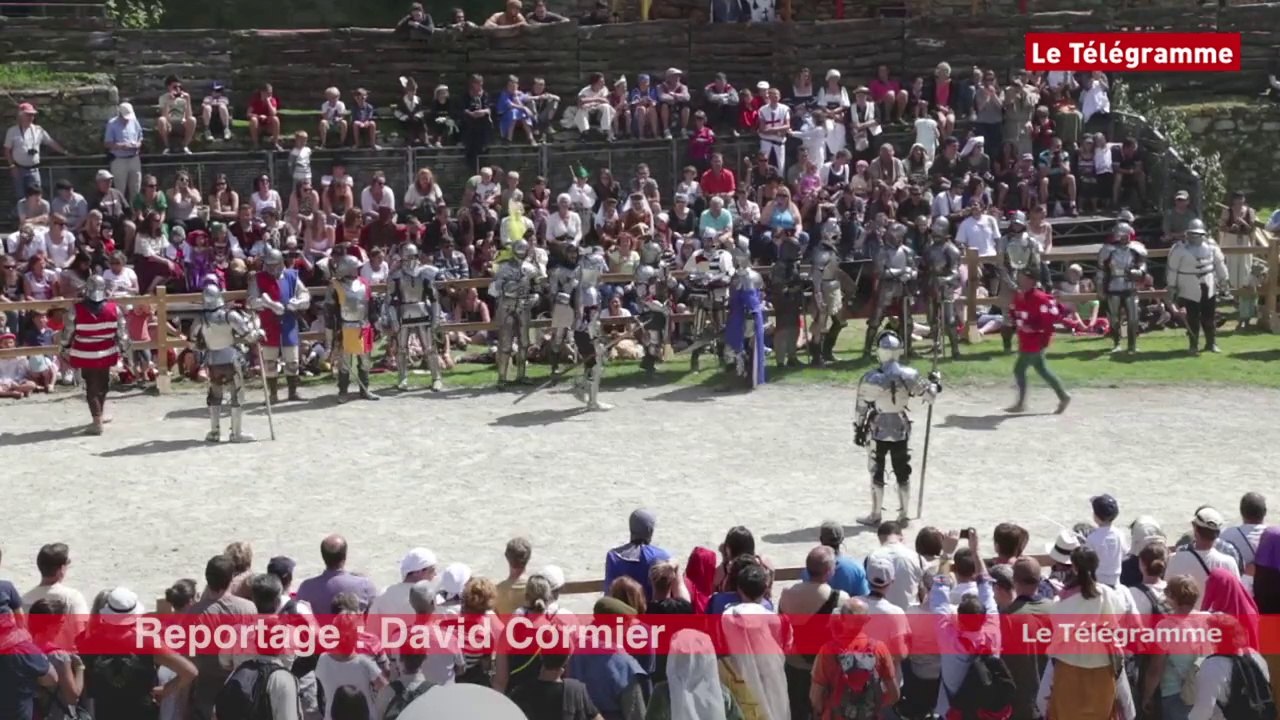 Dinan. Fête des remparts : des chevaliers se battent en mêlée