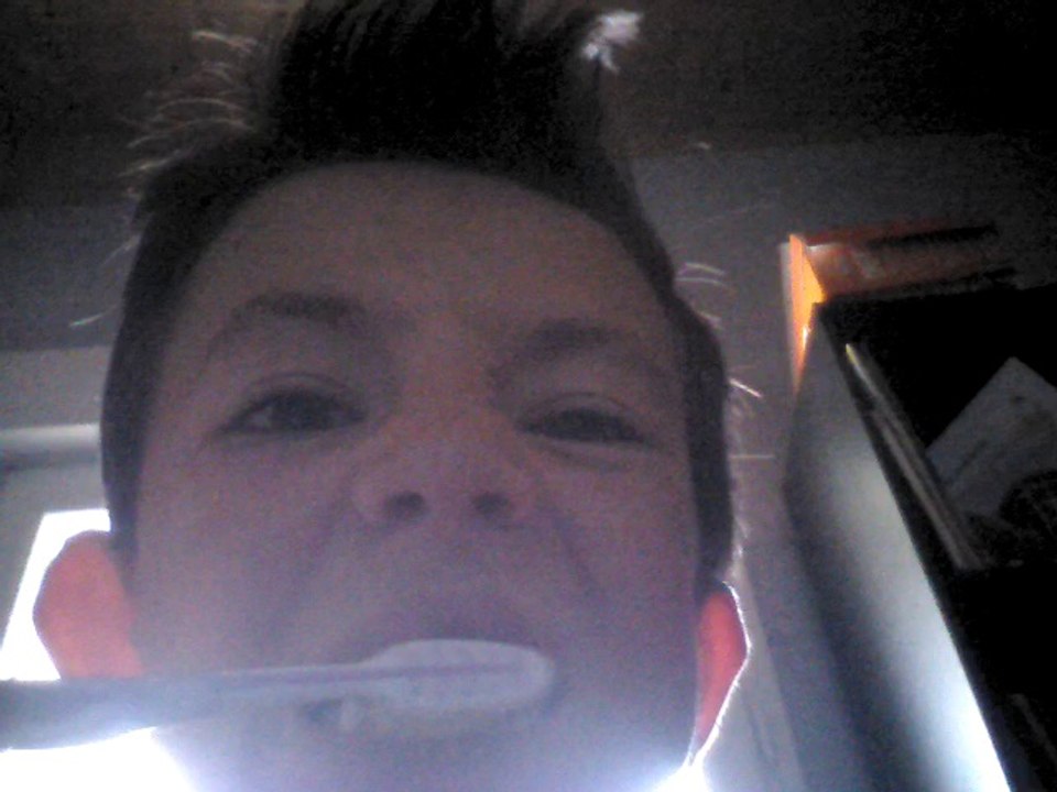 luffy-san les brosse a dent( luffy-san fait son cyprien )