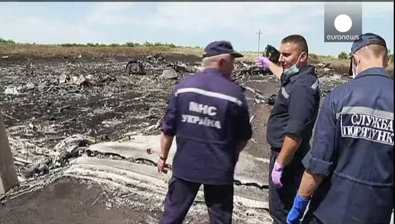 MH17: first victims moved, but crash site remains insecure