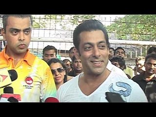 Salman At '5th South Mumbai-Milind Deora Junior Soccer Championship 2013'