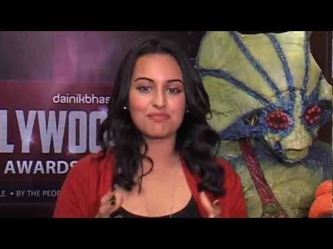 Sonakshi Sinha meets the aliens of Joker