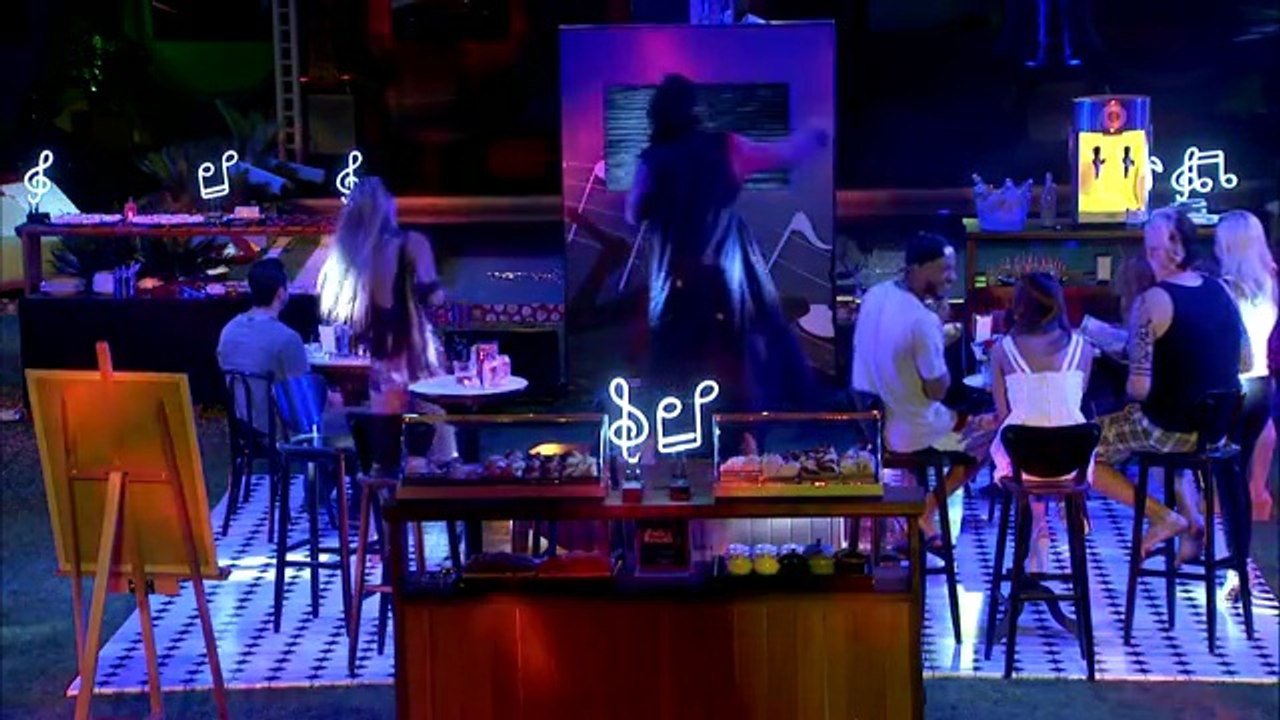 Diego canta música romântica e chama Franciele  'Vem aqui, neném'