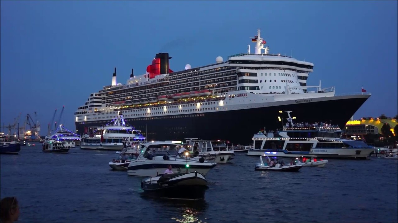 Typhon der QM2 und Antwort der Begleitboote zur Verabschiedung aus Hamburg