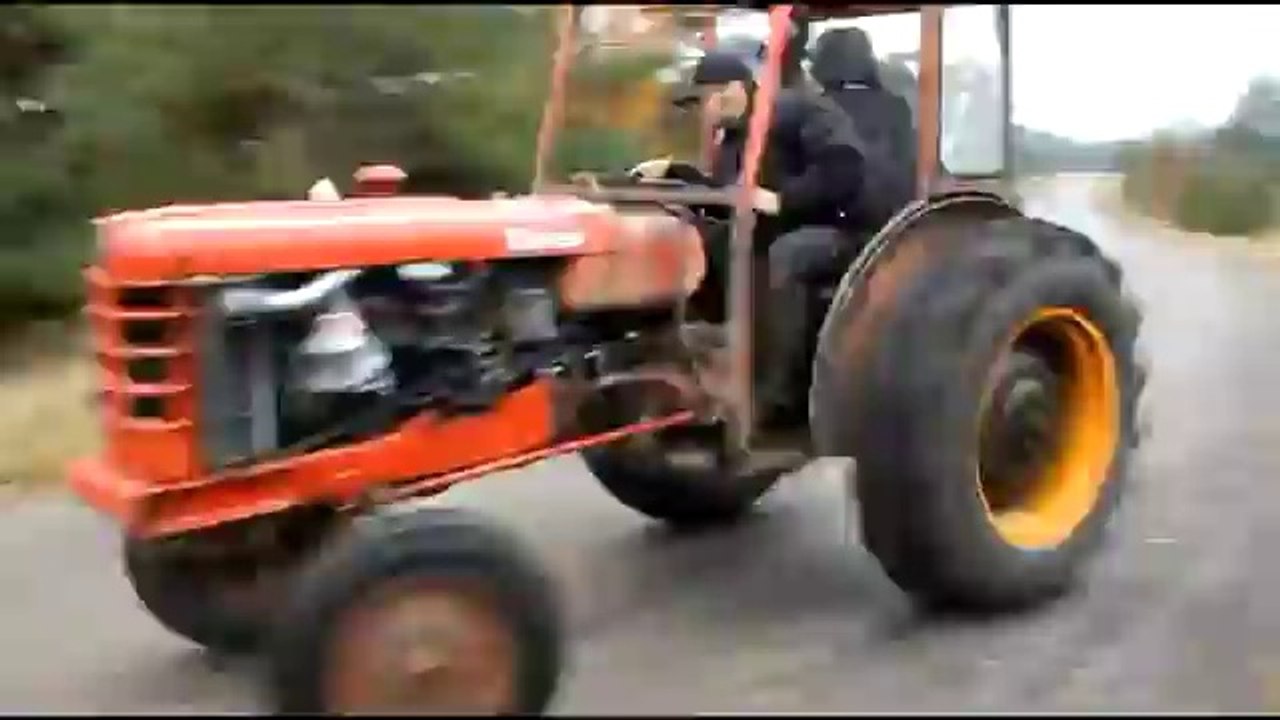 レース用のエンジンを積んだトラクターｗ