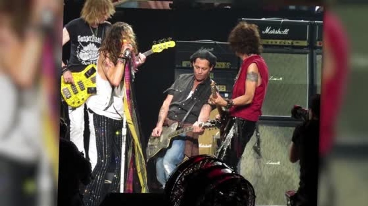 Johnny Depp steht mit Aerosmith in Massachusetts auf der Bühne