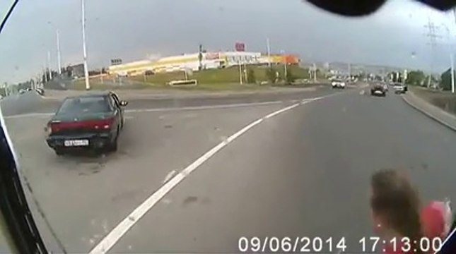 Crazy girl almost killed by a bus! Be carreful when you cross the street!