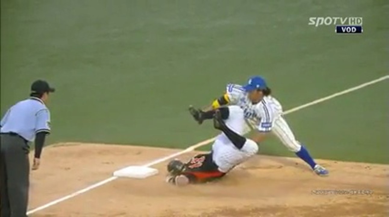 Tricks de malade en Baseball, le joueur se jette la tête la première comme un scorpion!