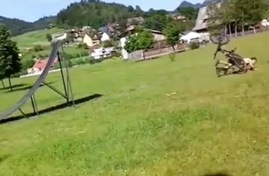 Gamelle bien violente en VTT : pire saut jamais vu et gros Headshot!
