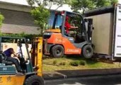 Taiwanese Movers Use Forklift to Lift Forklift