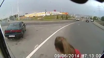 Une fille presque tuée par un bus alors qu'elle traversait la route n'importe comment!