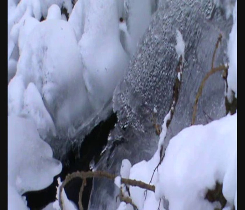 ruisseau gelé à Besse