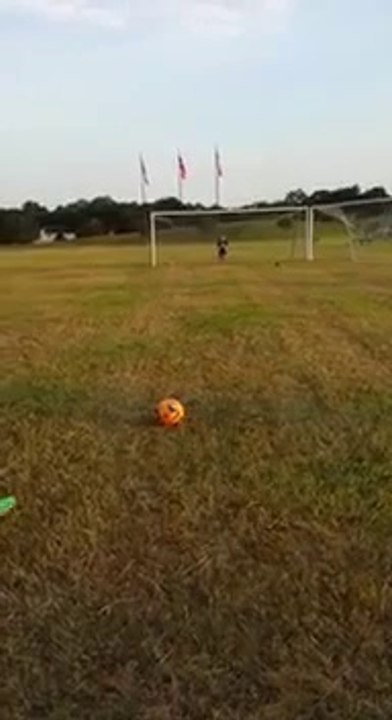 Soccer FAIL : headshot and K.O on the goalkeeper!