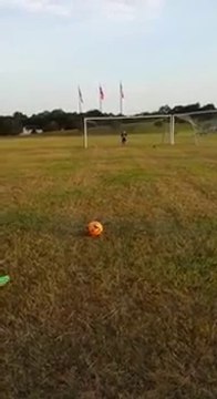 Soccer FAIL : headshot and K.O on the goalkeeper!