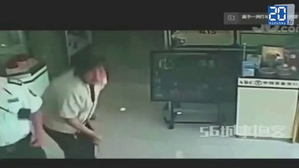 En Chine, une femme poursuit un braqueur de banque avec un balai