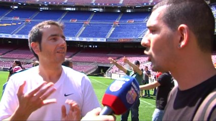 Un grupo de sordociegos visita el Camp Nou Experience