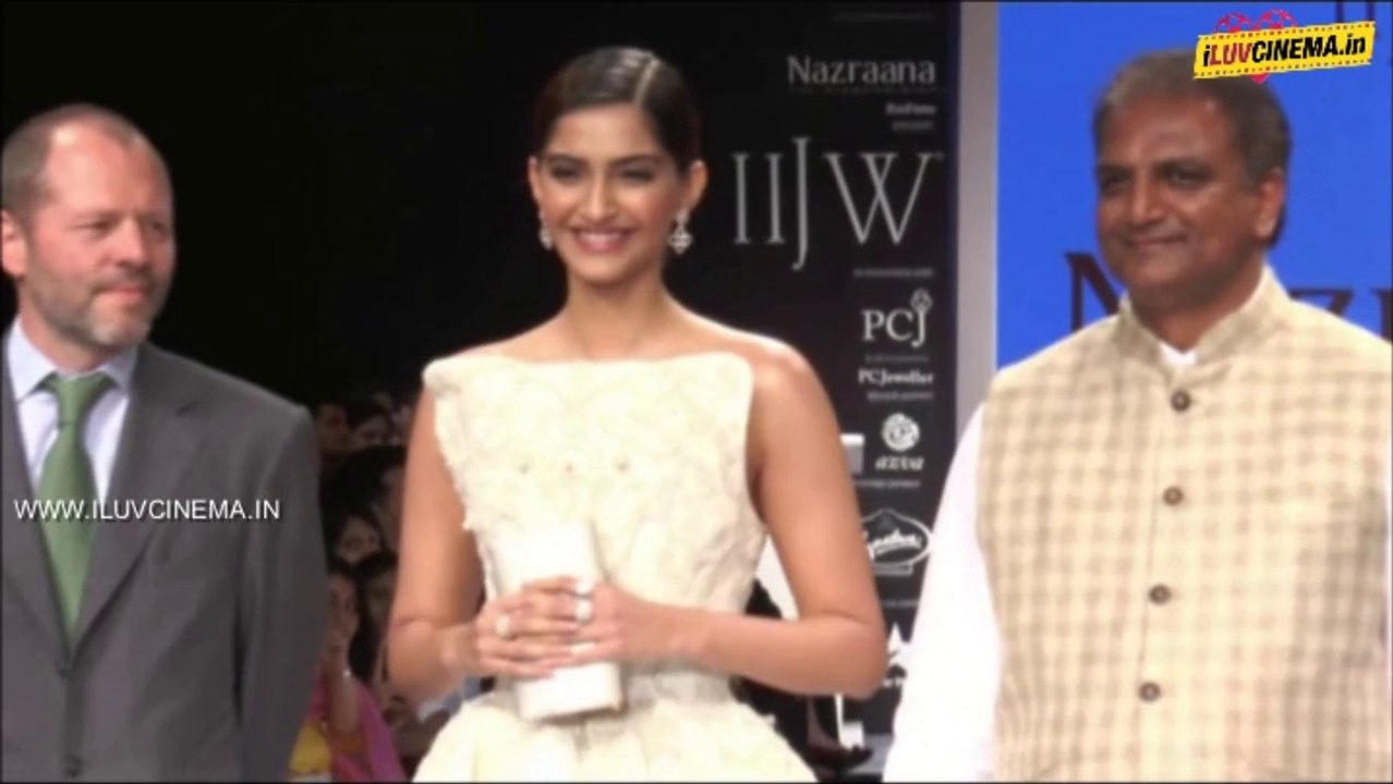 Sonam Kapoor Sizzles The Ramp Of IIJW@ www.iluvcinema.in