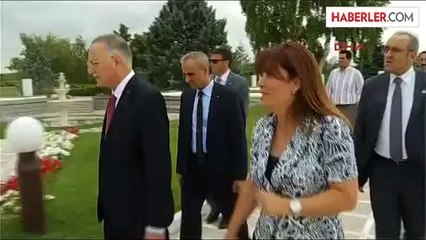 Ekmeleddin İhsanoğlu, Ecevit'in Mezarını Ziyaret Etti
