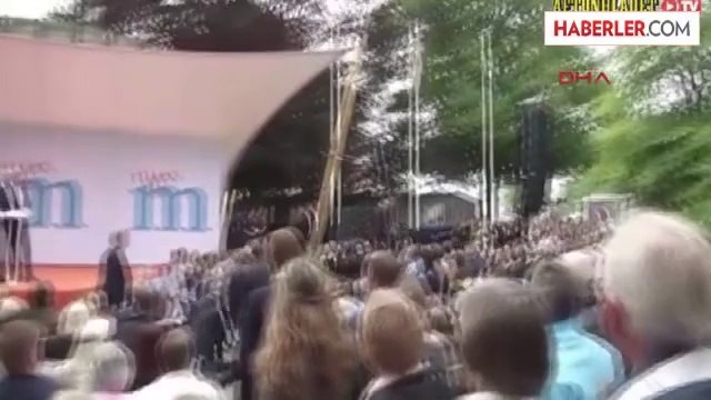 Dha Dış Haber ? Femen Üyesi Politikacı Başbakan Reinfild'i Protesto Etti