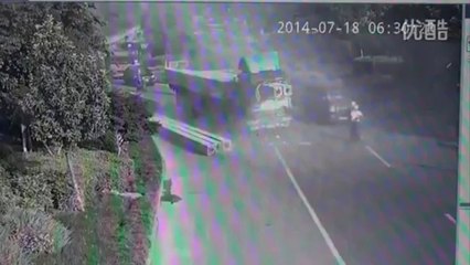 Скачать видео: Chauffeur de camion presque tué par sa cargaison qui va traverser son pare-brise! Dingue...