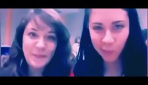 Deux filles trop marrantes s'amusent avec une une webcam en classe