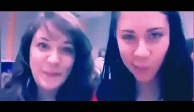 Deux filles trop marrantes s'amusent avec une une webcam en classe