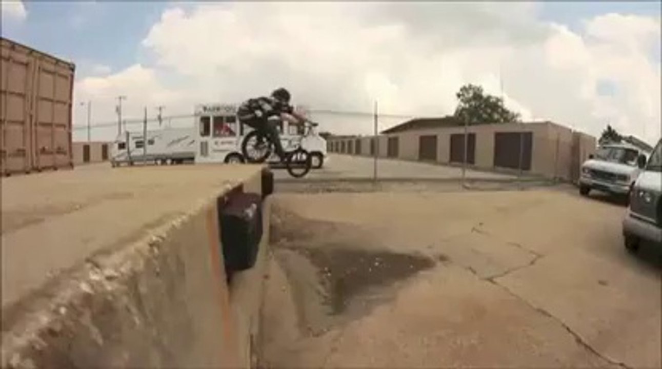 Grosse chute en BMX : faceplant violent, rider scalpé