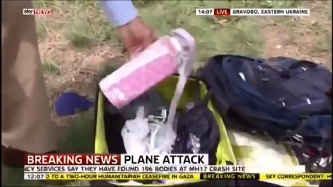 Crash du MH17: un journaliste fouille dans la valise d'une victime et s'excuse