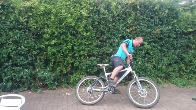 Ecossais ivre fait du vélo