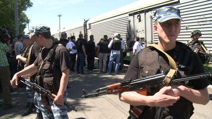 Dutch investigators inspect MH17 bodies at east Ukraine station