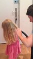 Pai arruma cabelo da filha em 17 segundos