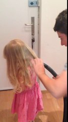 Pai arruma cabelo da filha em 17 segundos