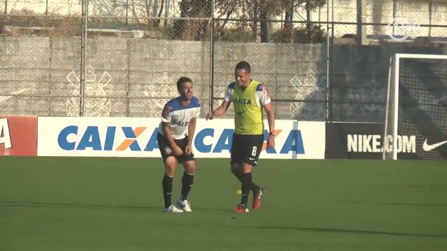 Calma! Renato Augusto faz nocaute em treino do Corinthians